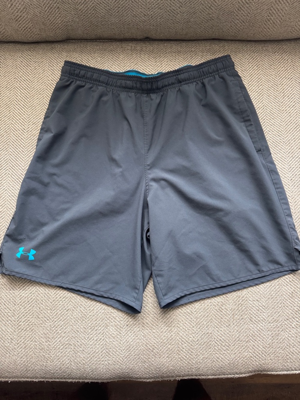Under Armour Men's Gray Athletic Shorts with Teal Logo sz Large